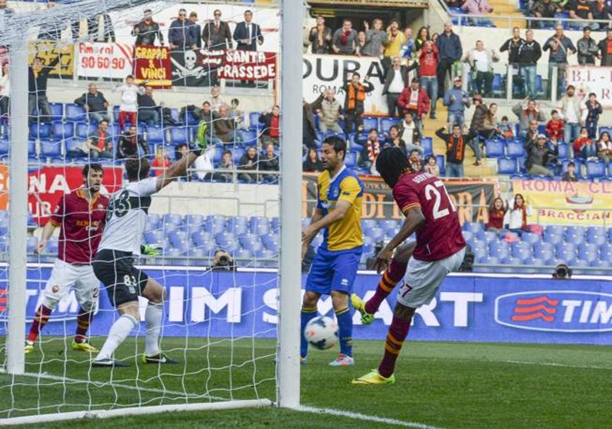 Gervinho stoppa e a porta vuota deposita in rete:  l’1-0 Roma. Ansa 